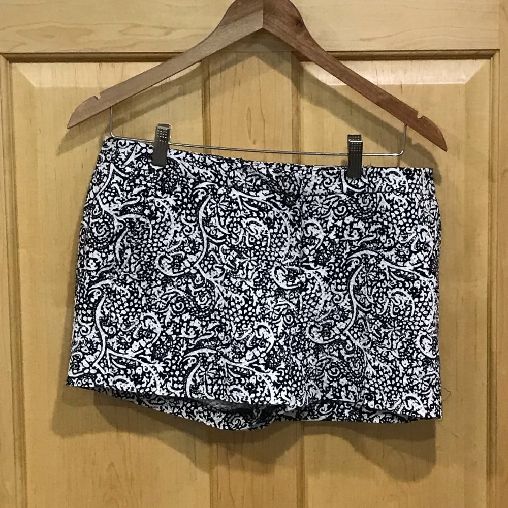 Halogen black White printed texture shorts sz 6